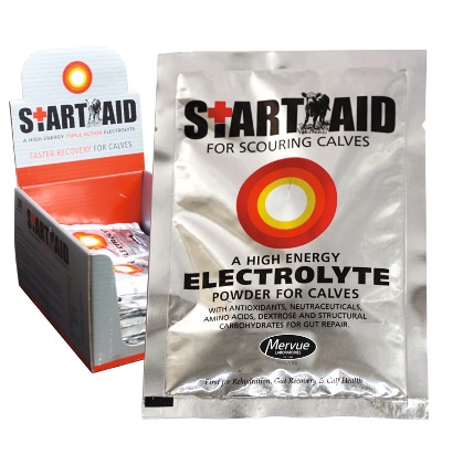 START AID – 80 g za telad – visoko energetski pripravak sa elektrolitima za telad START AID je dijetetski pripravak formuliran tako da stabilizira ravnotežu vode i elektrolita u organizmu teladi. START AID daje se preventivno kada postoji opasnost od probavnih poremećeja, poput proljeva u toku samog poremećaja ili u periodu oporavka životinje od probavnih poremećaja. Proizvod se daje za rehidraciju organizma, za oporavak sluznice crijeva i jačanje imuniteta. Odličan se je pokazao u kombinaciji sa našim drugim proizvodom - ANESMOL AS , gdje tele dobiva neophodne elektrolite i vitamine te kaolin, pektin i ugljen kako bi brzo došlo do poboljšanja probavnih problema. Proizvod je slobodan u prodaji i ne izdaje se na veterinarski recept.